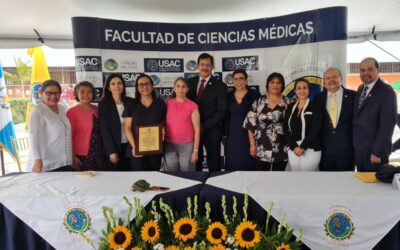 Entrega de constancia de acreditación al Programa de Médico Cirujano de la Facultad de Ciencias Médicas de la Universidad de San Carlos de Guatemala